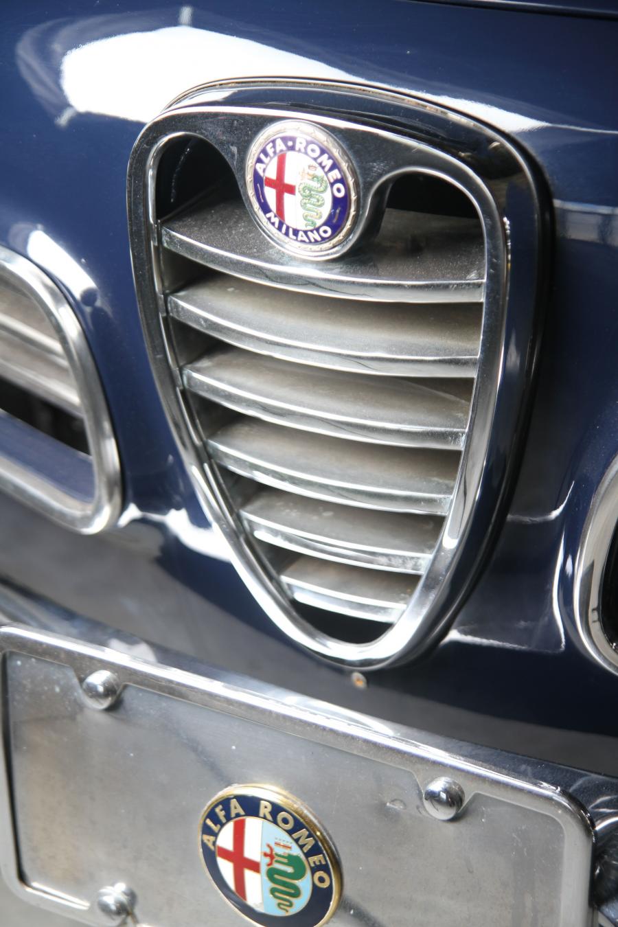 Детали экстерьера Alfa Romeo 2600 Spider (106) 1962 года  (фото 17 из 39)